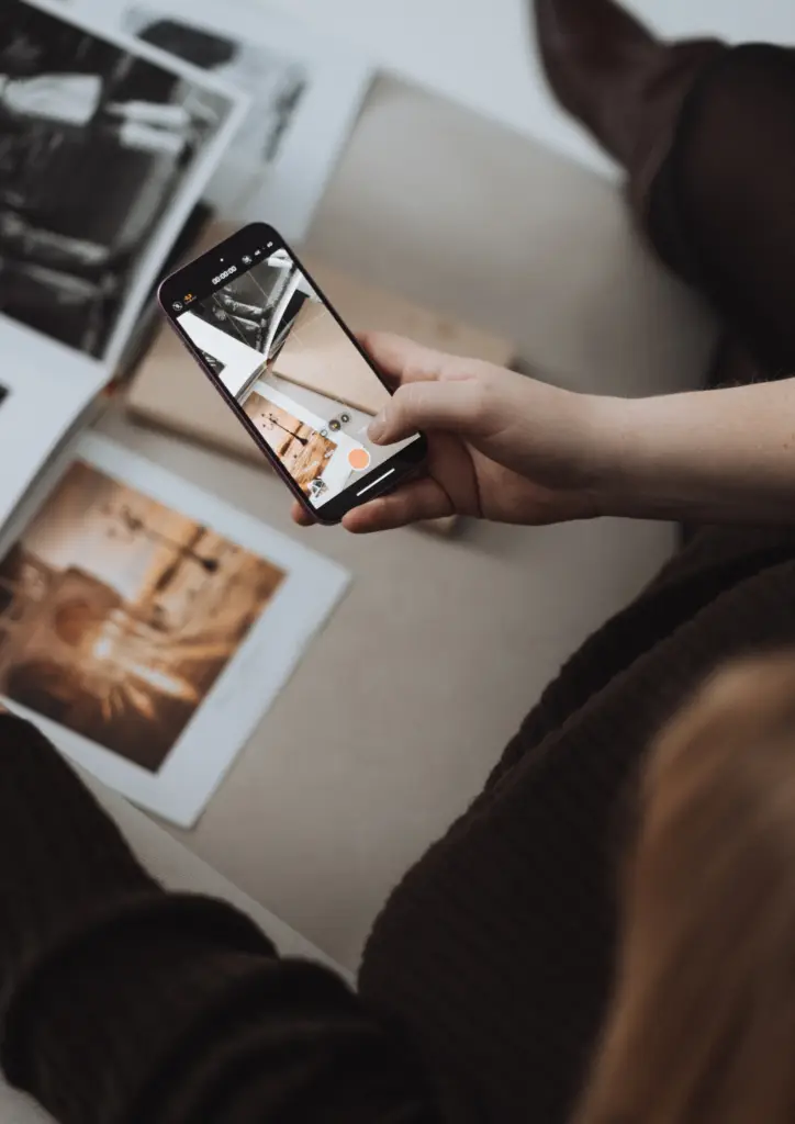 Mit dem Smartphone werden Inhalte für Social Media fotografiert